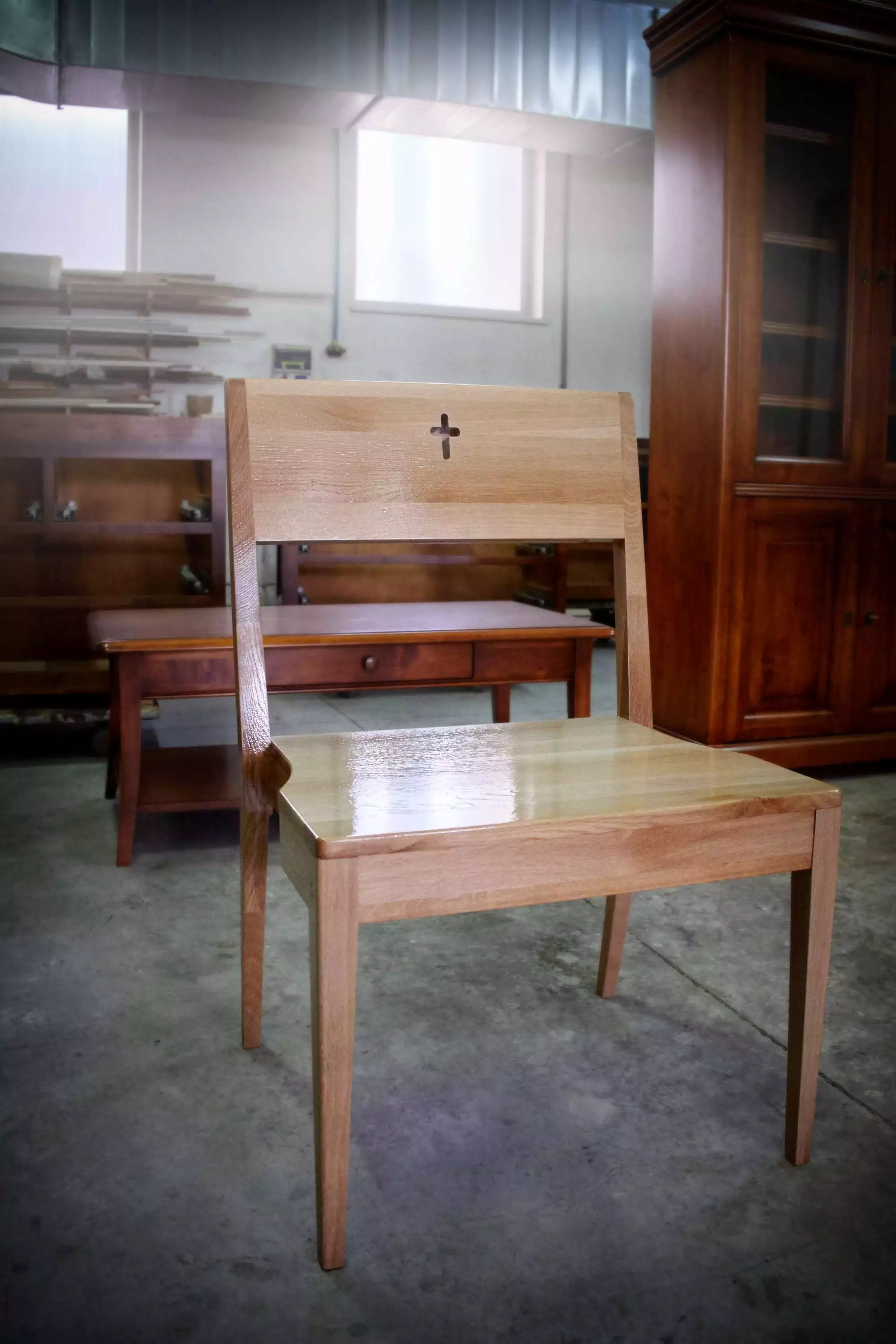 Krzesło kościelne ZOE wykonane z dębu wyprodukowane na Słowacji